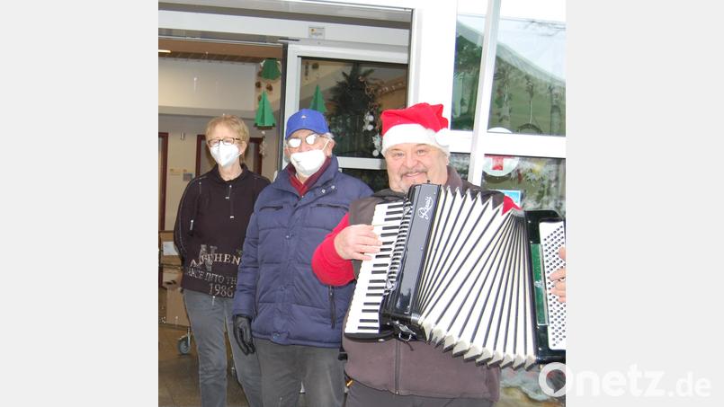Situationsbedingt erfolgte der Besuch des Deutsch-Amerikanischen Kontaktclub im BRK-Seniorenheim Gmünd mit Abstand. Unser Bild von links: Heimleiterin Martina Günther, Clubpräsident Walter Brunner und Norbert Fiedler. Bild: az