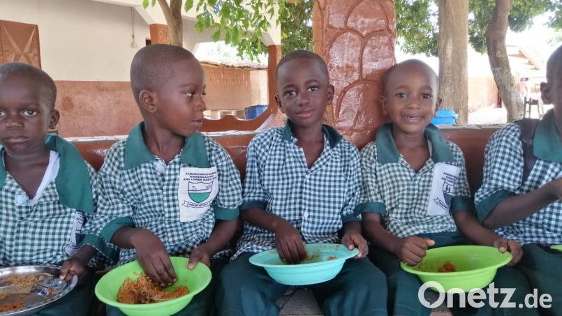 Der Gebenbacher Verein Socialis for The Gambia sorgt dafür, dass rund 600 Kinder in Gambia täglich eine Mahlzeit bekommen. Das Nationalgericht Domoda gibt es im Februar auch für die Menschen in Amberg. Die dürfen nicht nur schlemmen, sondern tun damit auch gleich noch etwas Gutes. Bild: Socialis for The Gambia/exb