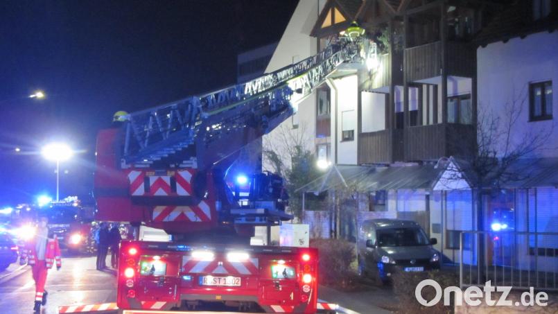 Mithilfe einer Drehleiter rettete die Feuerwehr Bewohner aus dem verrauchten Mehrfamilienhaus in Regensburg. Bild: Berufsfeuerwehr Regensburg, Fruth