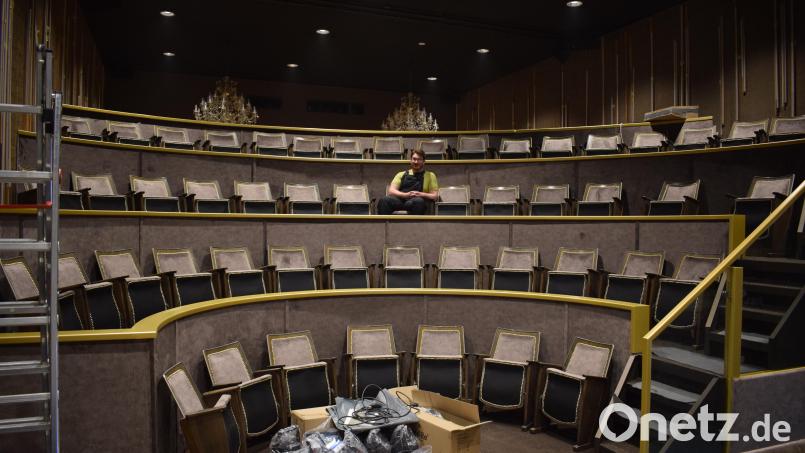 Der Umbau des Schlosstheaters in ein magisches Zaubertheater in Bärnau geht voran. Zauberer Marco Knott möchte Anfang 2022 eröffnen. Auch er ist Heimatunternehmer. Archivbild: szl
