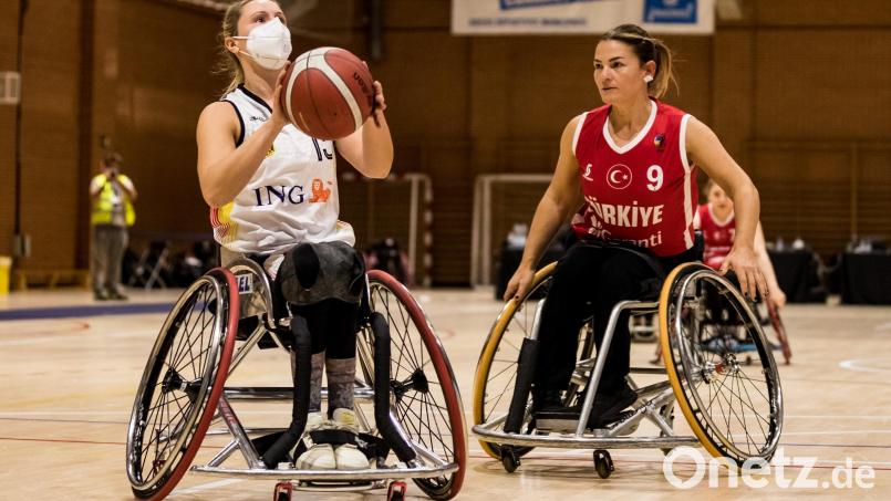 Svenja Mayer (links) und die Frauen des deutschen Teams trugen im Vorrundenspiel gegen die Türkei eine FFP2-Maske, die Gegnerinnen nicht. Archivbild: Stephanie Wunderl
