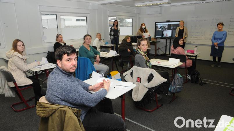 In den Unterrichtscontainern hinter der Walter-Höllerer-Realschule hält die VHS Amberg-Sulzbach jetzt ihren Elternintegrationskurs. Irma Axt und Claudia Mai von der VHS (hinten, von rechts) stellten das Projekt vor. Bild: ige
