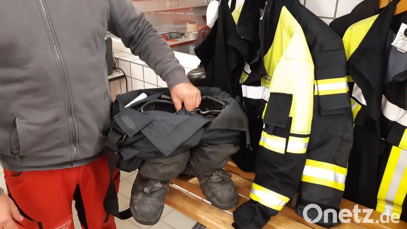 Damit es beim Anziehen schneller geht: Die Hose wird über die Stiefel gestülpt und nach unten geschoben. So präpariert steht die Einsatzkleidung am Platz eines jeden Feuerwehrlers bereit. Bild: Lowak