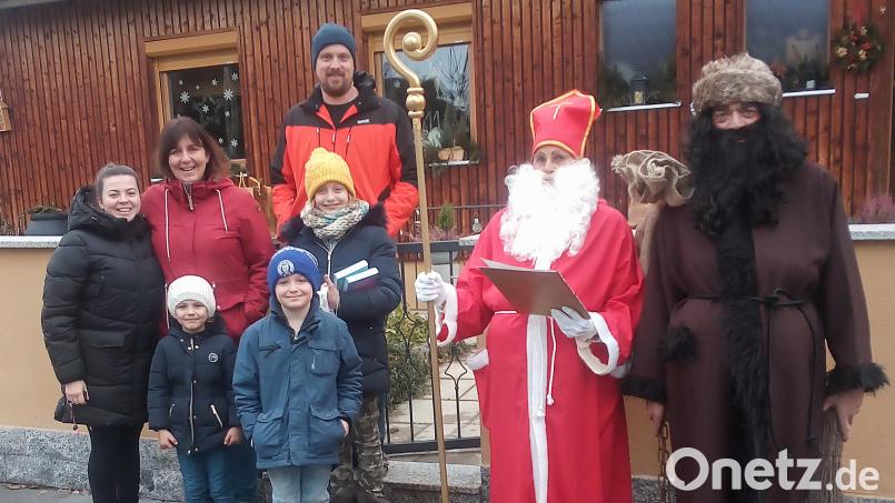 Verkleidet überbrachten Zweite Vorsitzende Birgit Böll und ihr Mann Thomas Böll allen Mitgliedern der CSU Krummennaab/Thumsenreuth weihnachtliche Grüße. Bild: nza