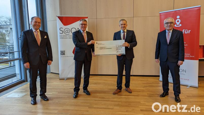 Bei der Spendenübergabe: (von links) Hans-Jörg Schön, Mitglied des Vorstandes, Tirschenreuths Bürgermeister Franz Stahl, Landrat Roland Grillmeier sowie Ludwig Zitzmann, Vorstandsvorsitzender der Sparkasse Oberpfalz Nord. Bild: Sparkasse Oberpfalz Nord/exb