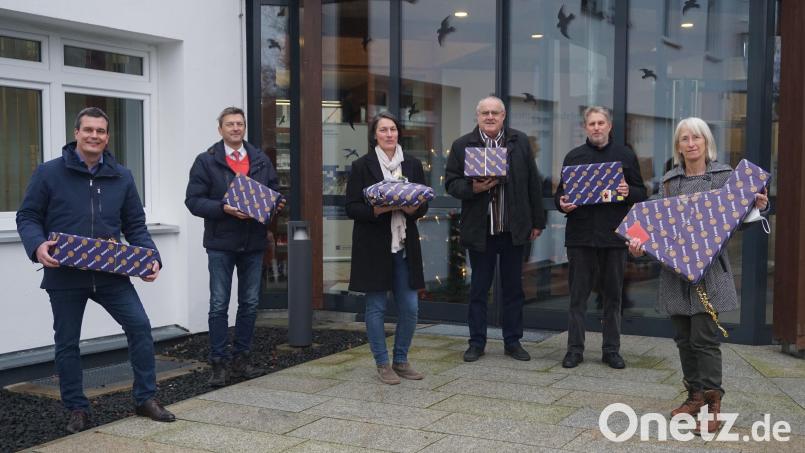 Bei der Übergabe der Pakete für Menschen in Notlagen freuen sich: (von links) Florian Rieder, Jürgen Spickenreuther, Martina Pain-Liebl (Diakonie), Präsident Lothar Höher, Albert Vitzthum (Kath. Jugendfürsorge), Dagmar Deutschländer (Diakonie). Bild: Rotary Club Weiden/exb