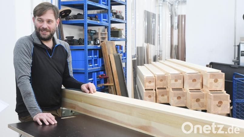 Markus Bäumler und seine Mitarbeiter fertigen gerade Holzpfeifen für eine neue Orgel an. Sie wird wohl nächstes Jahr spielbereit sein. Bild: Gabi Schönberger