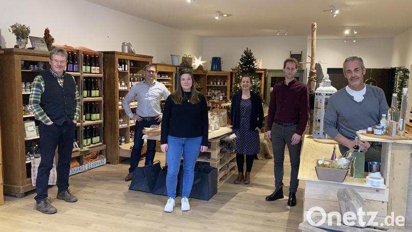 Die vierjährige Pilotphase der Heimatunternehmen in der Region ist abgeschlossen. Das Netzwerk soll weiter geführt und ausgebaut werden. Im Bild: Koordinator Alfred Wolf, Erik Bergner (ALE), die neue Heimatentwicklerin Cornelia Müller, Daniela Wehner (ALE) sowie die neuen Heimatentwickler Hannes Gilch und Veit Reisberger (von links). Bild: Christoph Maier/exb