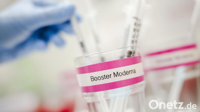 Eine Pflegefachkraft bereitet Booster-Impfungen mit dem Corona-Impfstoff von Moderna vor. Symbolbild: Michael Buholzer