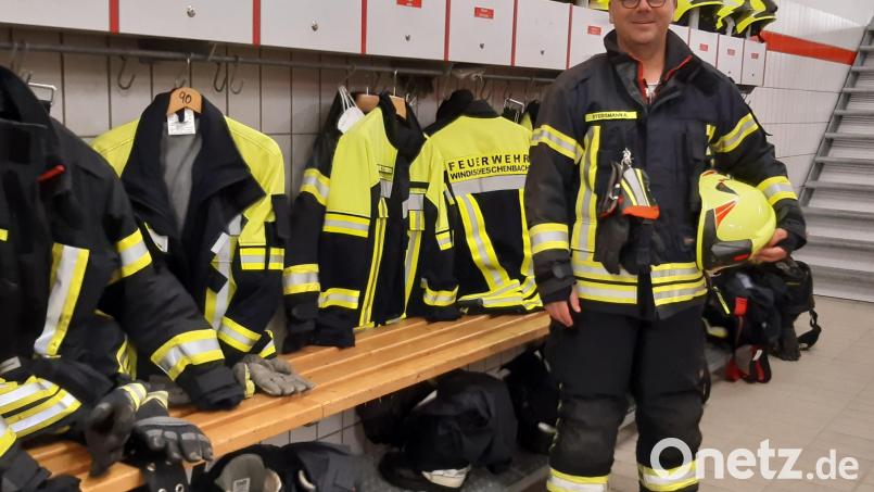 Kommandant André Stessmann von der Feuerwehr Windischeschenbach trägt dunkles Blau mit neongelben Reflektoren. Bild: Lowak