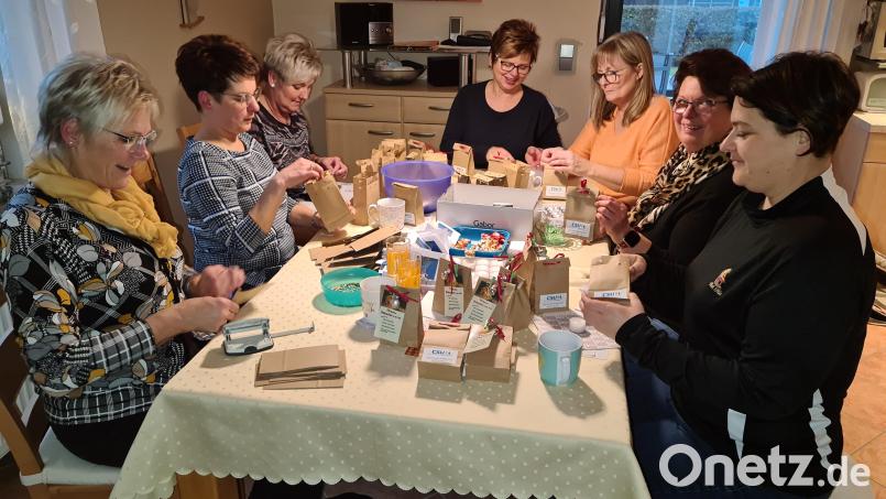 Frauen der Frauen-Union und CSU füllen Weihnachtssäcke für die Mitarbeiter der Seniorenheime von Grafenwöhr und Gmünd. Bild: sne