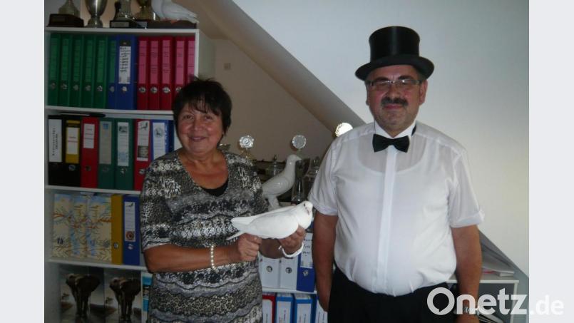 Lange Jahre erzielte Brieftaubenzüchter Gerhard Grünbauer bei Preisflügen große Erfolge. Bekannt war er und Ehefrau Irmgard Grünbauer auch für ihre Liebestauben, die sie bei Hochzeiten emporsteigen ließen. Archivbild: bk