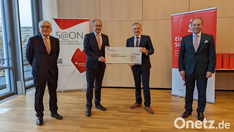 Zur symbolischen Spendenübergabe waren Vorstandsvorsitzender Ludwig Zitzmann, Bürgermeister Roman Schäffler, Landrat Roland Grillmeier und Vorstandsmitglied Hans-Jörg Schön (von links) gekommen. Bild: Sparkasse Oberpfalz Nord