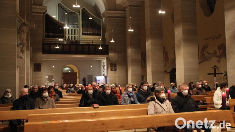 Pfarrer Ludwig Gradl feierte mit 25 Paaren aus der Amberger Pfarrei Hl. Dreifaltigkeit einen Ehejubiläumsgottesdienst in der Pfarrkirche. Bild: ads