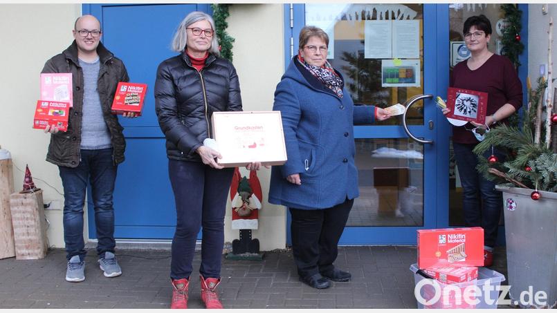 Kirchenpfleger Stefan Kausler (von links), Anni Müller und Inge Geißler übergaben an Kinderhausleiterin Bianca Kastner eine Spende. Bild: soj