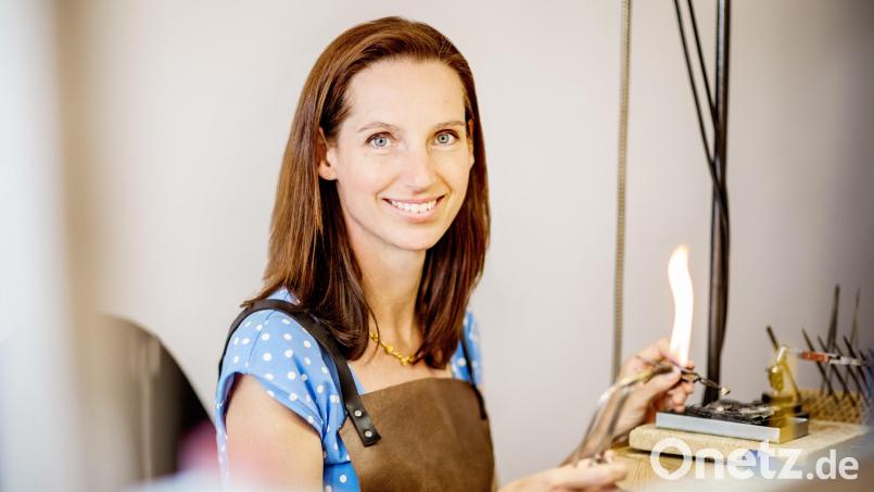 &quot;Jeder ist seines Glückes Schmied&quot;, sagt eine Redensart. Für Goldschmiedin Jenni Spacil, die immer noch gerne in ihrem Traumjob arbeitet, trifft das sicher zu. Bild: Marcus Rebmann