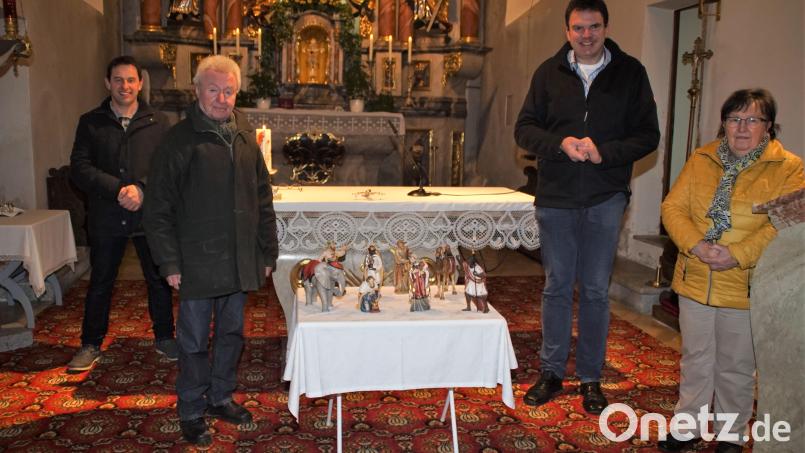 Als Spende der Koller-Stiftung übergibt Michael Koller (Zweiter von links) an (von links) Kirchenpfleger Alois Hanauer, Pfarrer Wolfgang Dietz und Mesnerin Sophia Grau in der Wallfahrtskirche die handgefertigten Krippenfiguren. Bild: mmj