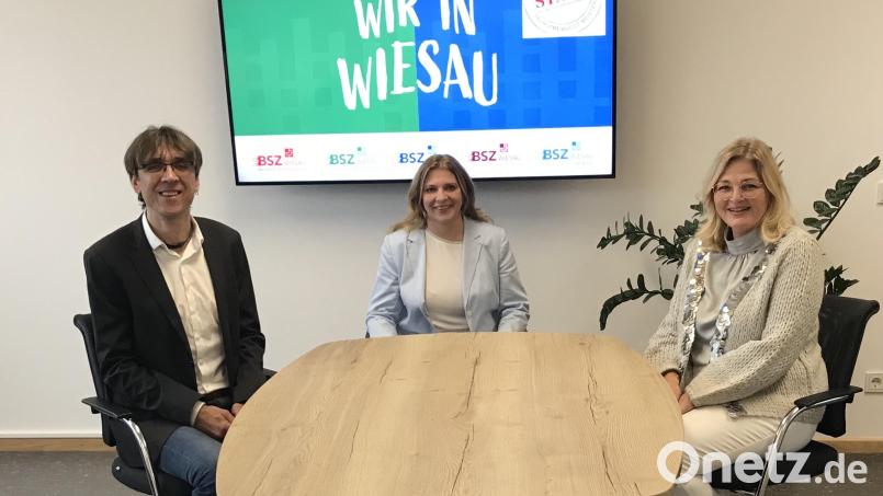 Oberstudiendirektor Thomas Metzler, die Lehrkräfte Kerstin Seuß und Anja Wriedt-Wiesend (von links) freuen sich mit allen Beteiligten über das Gütesiegel &quot;Stark&quot;. Es wurde in einer Videokonferenz verliehen. Bild: Berufliches Schulzentrum Wiesau/exb