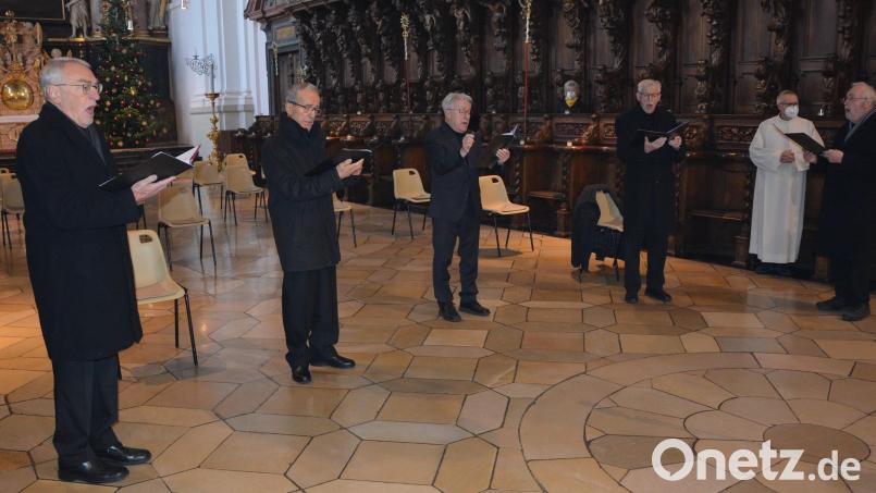 Zehnjähriges Bestehen feierte am vierten Adventssonntag die Choralschola der Pfarrei Waldsassen mit der Gestaltung eines Festgottesdienstes. Im Bild (von links) Alois Michl, Herbert Weiß, Helmut Manske, Josef Reindl und Gotthard Haushofer bei ihrem beeindruckenden gregorianischen Gesang. Bild: jr
