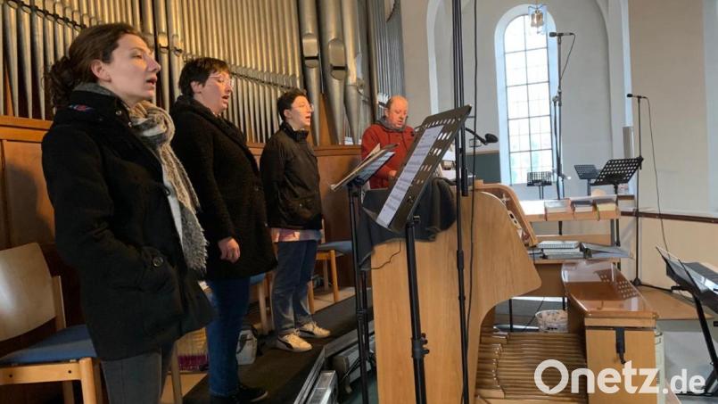 Michael Koch bildet mit Ehefrau Birgit (Zweite von links) und den Töchtern Lucia und Sarah den Kern des Kirchenchors, der die Zeit bis nach der Pandemie überbrückt. Bild: Thomas Koch/exb