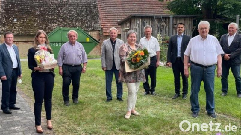 Gesellschafterversammlung im Juli: Michaela Mösbauer ist neue Geschäftsführerin des Alten- und Pflegeheimes Oberviechtach. Karl-Heinz Stoppa tritt in den Ruhestand. Das Bild zeigt von links Dr. Wolfgang Pößl und Carina Reindl (Beratungsteam aus Nürnberg), Hermann Utz, Josef Irlbacher, Michaela Mösbauer, Georg Rückerl, Bürgermeister Rudolf Teplitzky, Karl-Heinz Stoppa und Peter Spichtinger. Bild: Altenheim GmbH/exb