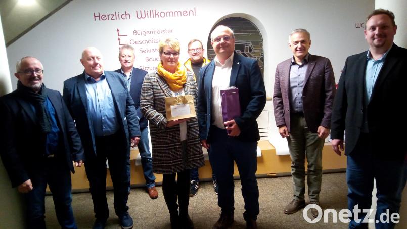 Im Bild von links Wolfgang Schricker vom TSV Waldershof, Ehrenamtsbeauftragter Martin Braun, Bernd Aßmann vom TSV, Bianca Schindler, Stadtrat Jürgen Ranft (Referent für Vereine und Sport), Stefan Schindler, Landrat Roland Grillmeier und Zweiter Bürgermeister Mario Rabenbauer. Bild: fpoz