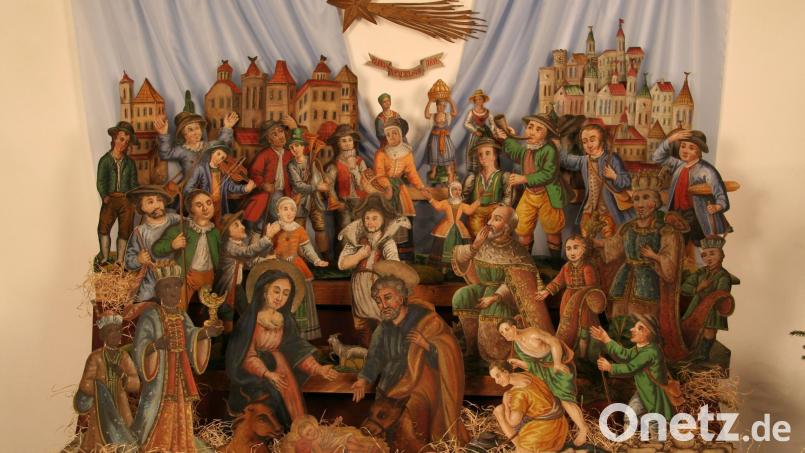 Über jeder Krippe, hier eine historische aus Südböhmen, prangt ein Stern mit Schweif, der Stern von Bethlehem. Ihm sollen die Weisen aus dem Morgenland gefolgt sein. Archivbild: eib