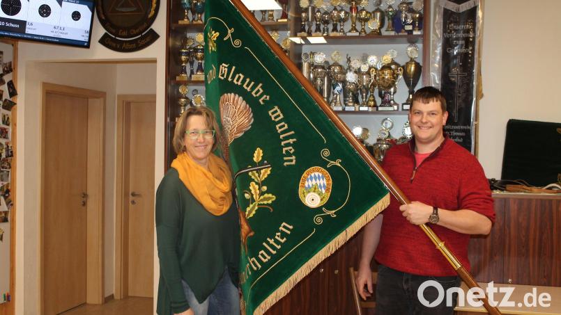 Renate Kellner und Bernhard Frischholz mit der Vereinsfahne, die zum Jubiläum restauriert werden soll. Bild: Renate Kellner/exb