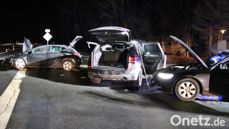 Alle drei Fahrzeuge mussten abgeschleppt werden Bild: jma