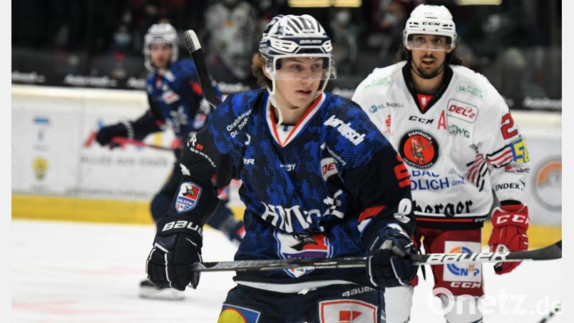 Noah Dunham (vorne) spielt bei den Heilbronner Falken in der DEL 2. Archivbild: Marc Thorwartl/exb