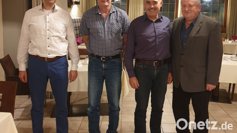 Personalleiter Axel Süß (links) und Robert Fröhler, stellvertretender Betriebsratsvorsitzender (rechts) ehrten Johann Biller und Christoph Reil, sie seit 45 Jahren im Unternehmen arbeiten. Bild: Gerresheimer/exb