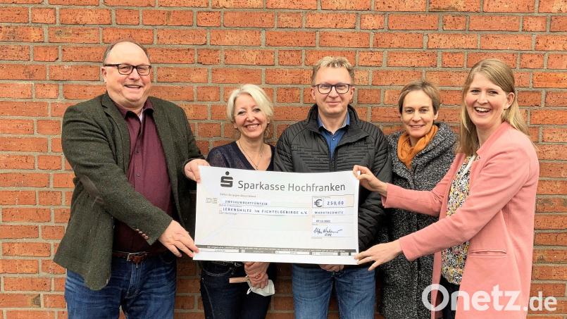 Spendenübergabe am Otto-Hahn-Gymnasium: Im Bild von links Oberstudiendirektor Stefan Niedermeier, Oberstudienrätin Maria Sertl, die Elternbeiratsvorsitzenden Johannes Kopp und Andrea Röhrig sowie Lebenshilfe-Geschäftsführerin Susanne Hilpert. Bild: stg
