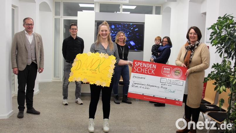 Rewe-Chefin Susann Daubitz (Dritte von links) überreichte insgesamt 3000 Euro an drei Kemnather Einrichtungen. Bild: stg