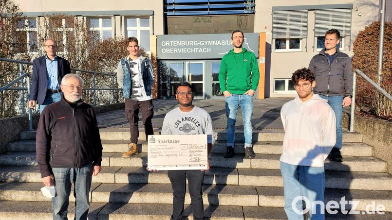 Schülersprecher Liyaniya Kumarage Lakshan übergibt Manfred Beer (Zweiter von links) zusammen mit Vertretern der Lehrerschaft und der Schülermitverantwortung den Spendenscheck. Bild: lg