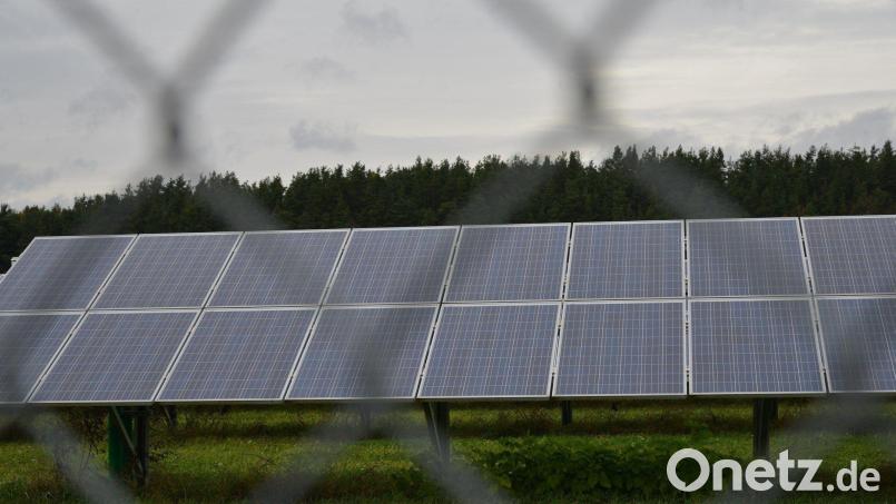 Nicht wie hier auf der grünen Wiese stehend, sondern schwimmend könnte in Steinfels eine Solaranlage entstehen. Symbolbild: Petra Hartl