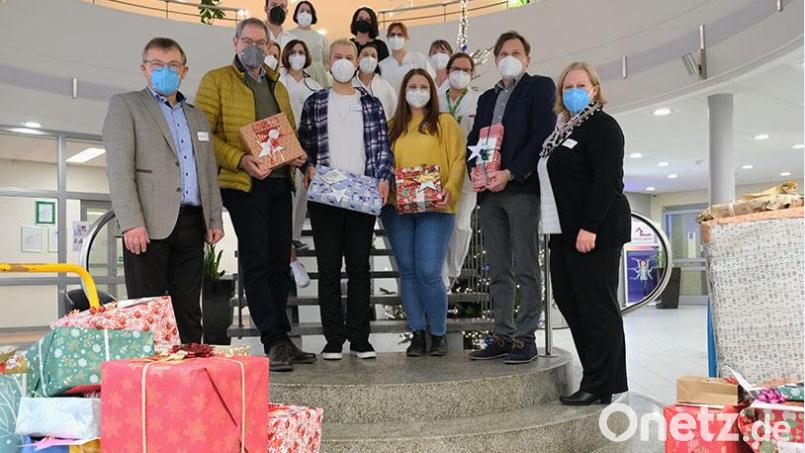 Madita Vosburg und Adrian Eickmeyer (vorne Mitte) sammelten zusammen mit der Klinikumsleitung und den Stationen Geschenke für das Ernst-Nägelsbach-Haus in Sulzbach Rosenberg. Bild: Klinikum/Uschold/exb