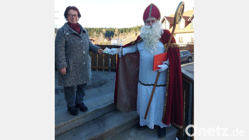 Marianne Fütterer dankte dem Nikolaus (Oliver Becher) für die Spendenaktion zugunsten von Koki Tirschenreuth. Bild: jzk
