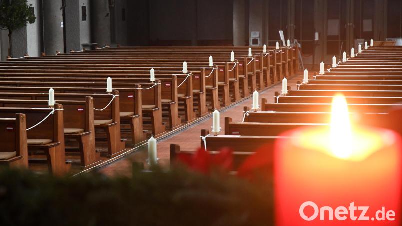 Damit genügend Abstand eingehalten werden kann, sind Bankreihen in der Sankt Elisabeth Kirche in Weiden mit Seilen abgesperrt. Bild: Gabi Schönberger