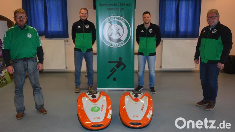 Die beiden Fördervereins-Vorsitzenden Florian Greim (Zweiter von links) und Tobias Seitz (Zweiter von rechts) übergaben die neuen Mähroboter „Max und Moritz“ an stellvertretenden SV-Vorsitzenden Gerhard Greim (rechts) und an Platzwart Peter Greim. Die Freude über das rund 5000 Euro teure Weihnachtsgeschenk des Fördervereins war groß. Bild: jr