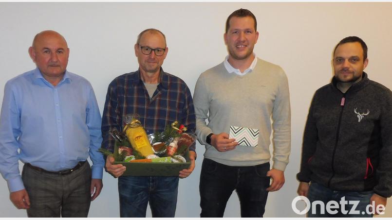 HKA-Vorsitzender Georg Götz (links) und sein Stellvertreter Michael Iberer (rechts) danken (ab Zweiter von links) Wolfgang Schötz und Lukas Götz mit Präsenten für ihre Mitarbeit im Hahnbacher Kulturausschuss. Bild: ibj