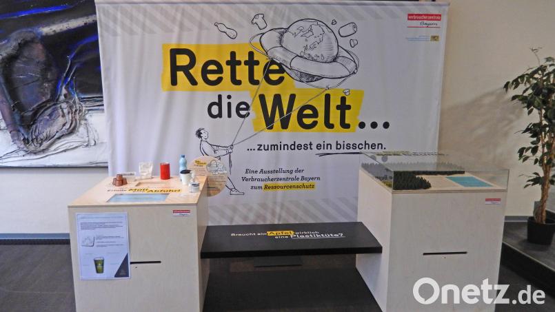 Die Ausstellung der Verbraucherzentrale in der Stadtbibliothek wartet mit verschiedenen &quot;Themenkisten&quot; auf. Bild: Regina Panjuschkin/exb
