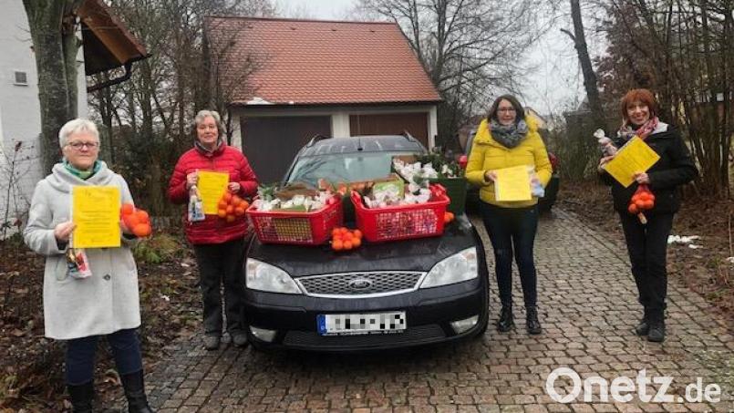 Die ehrenamtlichen Helferinnen Jutta Deiml, Marion Götz, Ilka Spiegler und Christa Würtenberger (von rechts) bereiten die diesjährige Weihnachts-Geschenkaktion des Kemnather Kinderschutzbundes vor. Bild: jzk