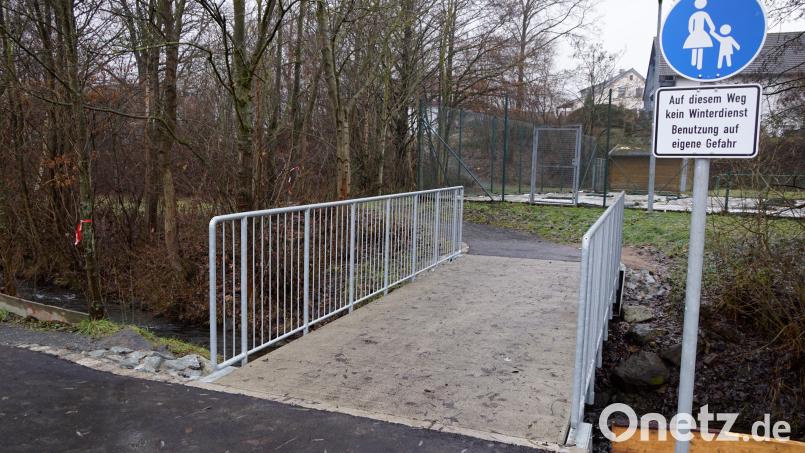 Der Bewuchs des Verbindungswegs von der Kolpingstraße zum Sportplatz wurde zurückgeschnitten. Ein Schotterstreifen wird noch angelegt und die Zugangsbereiche der beiden Brücken befestigt. Bild: bkr