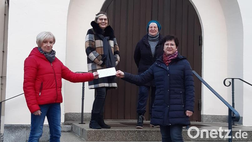 Die Vorstandsmitglieder Karola Beer und Christiane Zimmer (vorne, von links) übergaben die Spende an Gisela Pöhler und Angela Krüger (hinten, von links) vom Hospizverein. Bild: Sieglinde Norgauer/exb