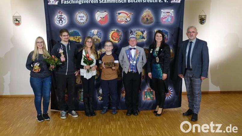 Jasmin Hauer und Markus Reil sowie Kristina Hanauer und Luke O'Hanlon (von links) wären gerne als Prinzenpaar unterwegs gewesen. Vizepräsident und Vorstand Benjamin Bonczyk, Präsidentin Eva Frischholz und Bürgermeister Rudolf Schopper (links) bedauern, dass auch 2022 der Fasching ausfallen muss. Bild: FSB/exb