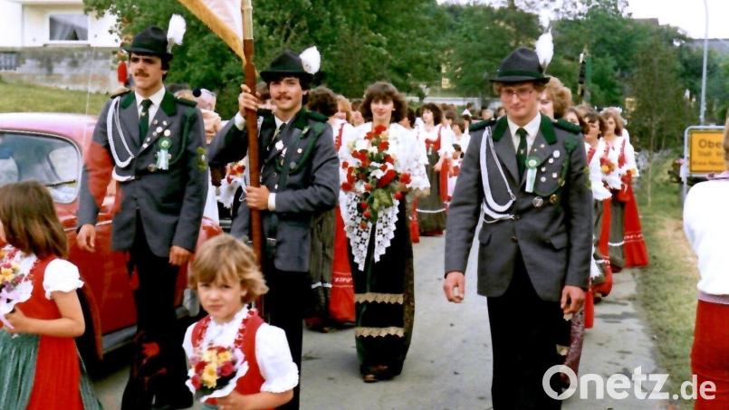 Eine Erinnerung aus dem Jahr 1980: (von links) Begleiter Peter Meier, Fahnenjunker Lothar Kurz, Fahnenbraut Helga Schwab und Berthold Kellner. Bild: Renate Kellner/exb