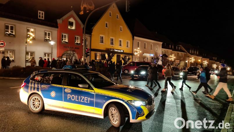 Durch Erbendorf zogen am Sonntagabend rund 300 Bürger, ohne jedoch Meinungsäußerungen abzugeben. Bild: rw