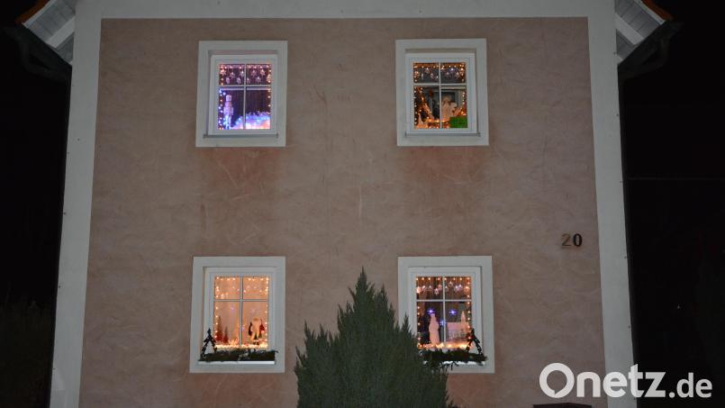 Viel Mühe hat sich Dagmar Günthner bei der Gestaltung der vier Adventsfenster an ihrem Wohnhaus in Neudorf gemacht. Zu bestaunen sind sie noch bis zum Dreikönigstag. Bild: jr