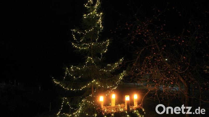Mehr als ein Hingucker ist der Christbaum und der davor aufgebaute Adventskranz, an dem zum 4. Advent natürlich alle Kerzen brannten. Bild: kro