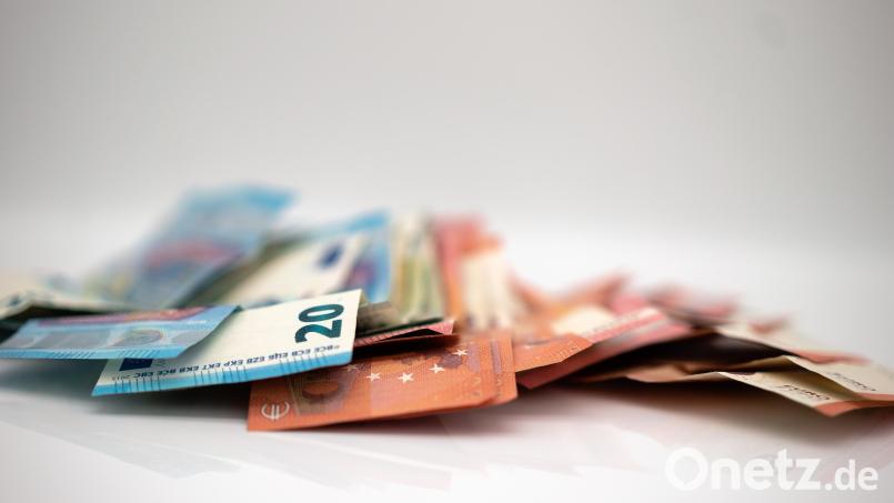 Unter bestimmten Voraussetzungen gibt es von der Arbeitsagentur Geld für berufliche Fördermaßnahmen auch für Menschen, die Arbeit haben. So kann ein Produktionshelfer unter Umständen noch zum Ausbildungsabschluss gelangen ohne finanzielle Einbußen. Bild: Nico Bekasinski - stock.adobe.com